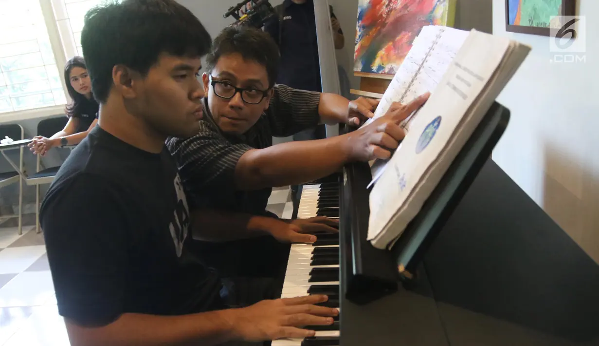 Instruktur mengajarkan seorang anak berkebutuhan khusus berlatih piano di Daya Pelita Kasih Center, Pejaten, Jakarta, Kamis (24/5). Di balik keterbatasannya, anak-anak autis memiliki bakat seni salah satunya bermain piano. (Liputan6.com/Arya Manggala)