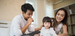 Split-shift parenting menjadi salah satu cara pasangan bekerja membagi waktu pengasuhan anak secara bergantian. (Foto/Dok: Magnific)
