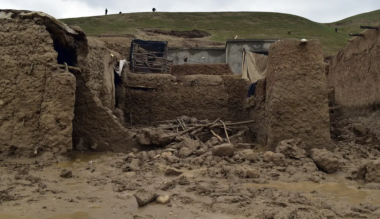 Sebuah rumah rusak terlihat setelah banjir besar di provinsi Baghlan di Afghanistan utara, Sabtu (11/5/2024). (AP Photo/Mehrab Ibrahimi)