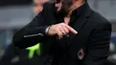 Reaksi pelatih AC Milan, Gennaro Gattuso saat menghadapi Sampdoria dalam Serie A di Stadio Comunale Luigi Ferraris, Genoa, Italia, Sabtu (30/3). AC Milan kalah 0-1. (REUTERS/Jennifer Lorenzini)