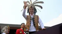 Presiden Joko Widodo melambaikan tangan ke warga dalam Festival Karnaval Khatulistiwa, Pontianak, Sabtu (22/8/2015).Pontianak menjadi tuan pertama Festival Karnaval Khatulistiwa yang diselenggarakan di luar Jakarta. (Liputan6.com/Faizal Fanani)