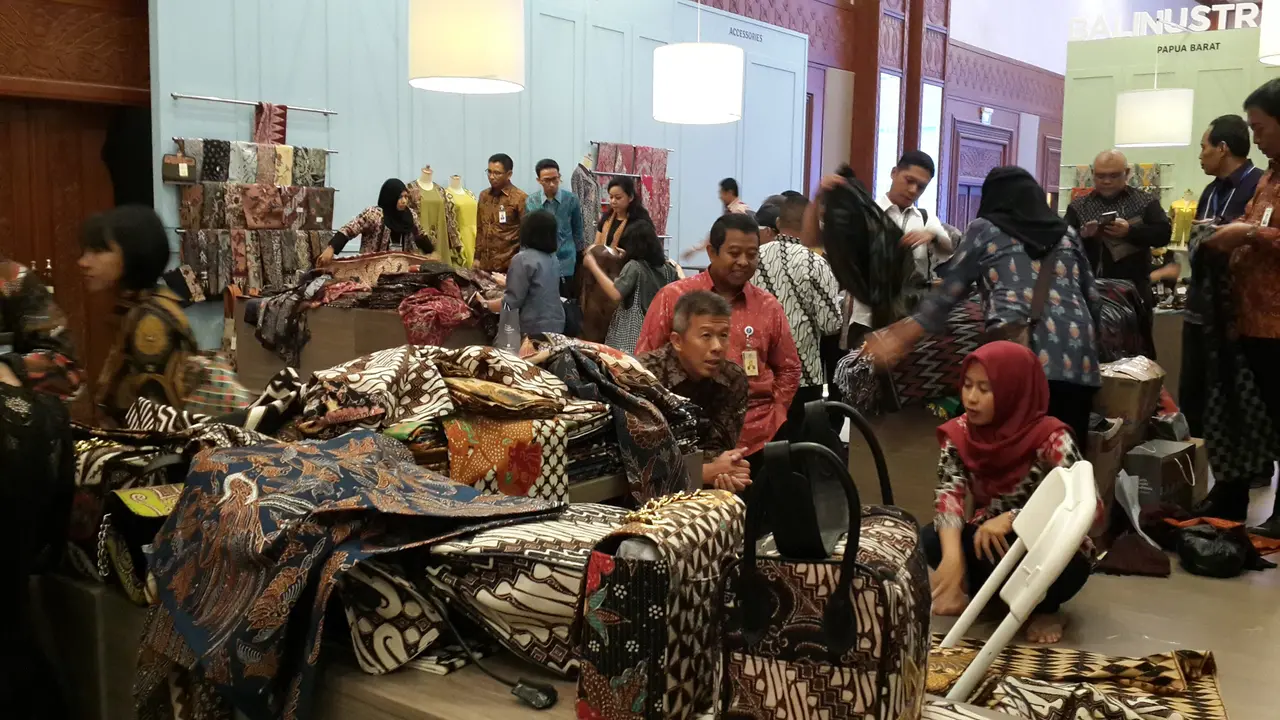 Iriana Joko Widodo dan Mufidah Jusuf Kalla membuka pameran UKM yang diselenggarakan BI (Foto: WIcak/Liputan6.com)