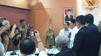 Gubernur Sumatera Selatan, Herman Deru di hadapan awak media.