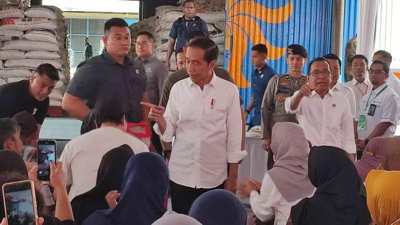 Presiden Joko Widodo meninjau gudang beras Bulog Dramaga, Kabupaten Bogor, Provinsi Jawa Jawa Barat, Senin (11/9/2023). (Sudarno/Liputan6.com)