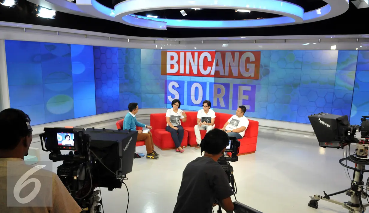 Sutradara Film Jenderal Soedirman Viva Westi, Aktor Adipati Dolken dan Anto Galon saat menghadiri wawancara mengenai film Jendral Soedirman di Live Streaming Bincang Sore Liputan6.com, Jakarta, Senin (31/8/2015).( Liputan6.com/Panji Diksana)