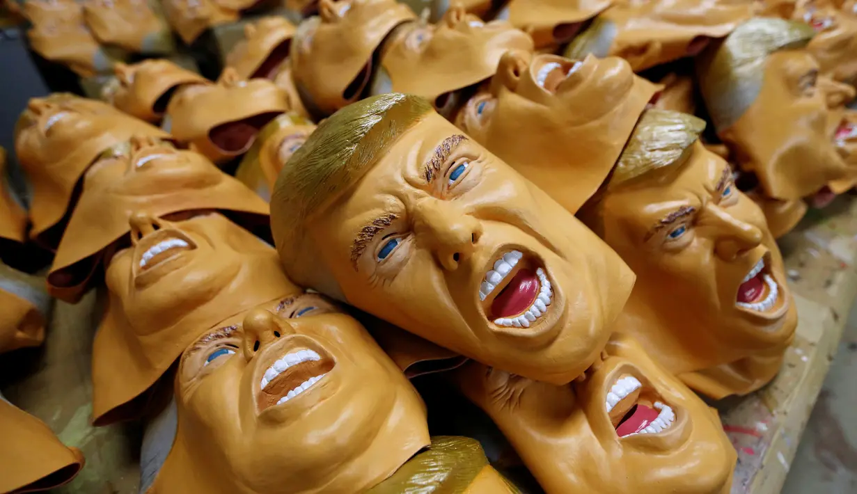 Ratusan topeng yang menyerupai wajah Donald Trump siap dikemas untuk dijual di Studio Ogawa, Saitama, Jepang (21/11). Mereka banyak memproduksi topeng berbagai bentuk, mulai dari politisi, monster, hingga artis terkenal. (Reuters/Toru Hanai)