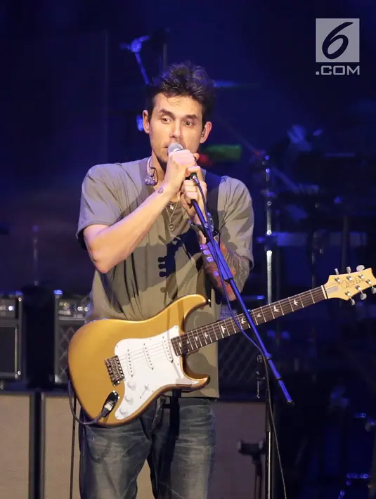 Penampilan penyanyi asal Amerika Serikat,  John Mayer saat tampil dalam konser bertajuk John Mayer Asia Tour 2019 di ICE BSD City, Tangerang, Jumat (5/4/2019). Dalam konser perdananya di Indonesia tersebut, John Mayer tampil kasual dengan t-shirt hijau dan jeans panjang. (Fimela.com/Bambang E. Ros)