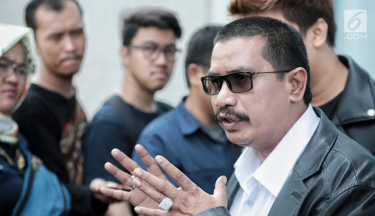 Kuasa hukum Hilda Vitria, Fachmi Bachmid dan Billy Saputra saat ditemui di kawasan Tandean, Jakarta, Selasa (11/9). Beberapa ucapan Kriss Hatta di media sosial, sempat membuat resah dan sakit hati Hilda Vitria. (Liputan6.com/Faizal Fanani)