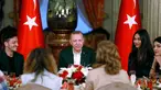 Gelandang Arsenal, Mesut Ozil didampingi kekasihnya Amine Gulse saat menghadiri acara buka puasa bersama dengan Presiden Turki Recep Tayyip Erdogan di Istana Dolmabahce, Istanbul, Turki (19/5). (Stringer/Turkish President's Press Office/AFP)