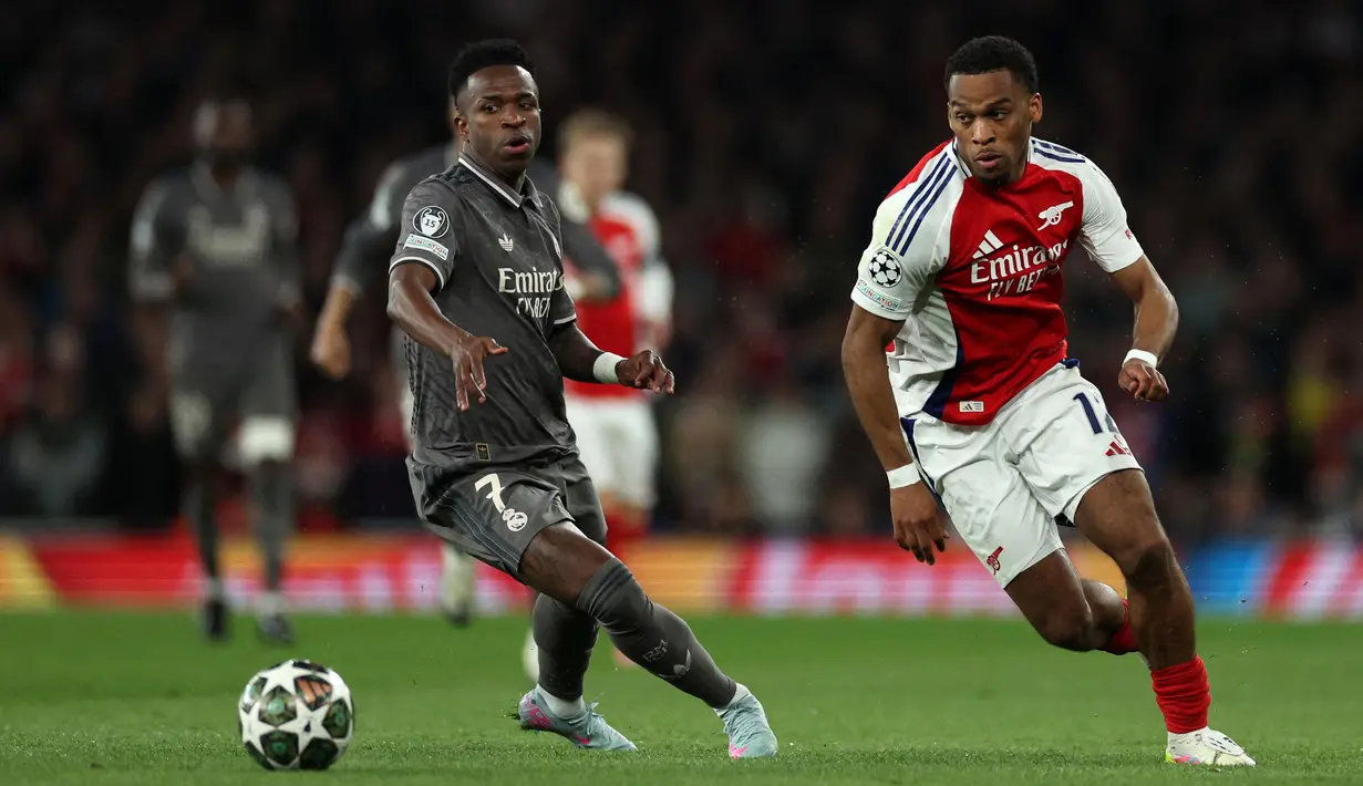 Tertinggal 0-1, Real Madrid berupaya bangkit dan mencoba mengatasi tekanan tinggi dari tuan rumah, Arsenal. (Adrian Dennis/AFP)