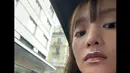 Berbeda dari riasan tajam khasnya di atas panggung, Minnie bikin pangling saat dipulas dengan riasan dalam rona pucat Gaya riasan dalam runway ini berfokus pada eyeshadow dan blush on pucat serta lipstik warna silver yang di aplikasikan di sepanjang garis bibir.  [Dok/Miu Miu dan @min.nicha].
