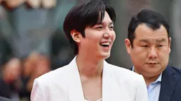 Lee Min Ho tampil dengan setelan jas putih, dengan rambut hitam legamnya disisir ke belakang. Lee Min Ho melambai kepada para penggemarnya dan tersenyum sepanjang acara. (Foto: Instagram/ merzaesthetics_th)