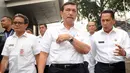 Kepala BNN Budi Waseso (kanan) menemani Menkopolhukam Luhut Binsar Pandjaitan (tengah) melihat fasilitas BNN, Jakarta, Kamis (10/3/2016). Luhut menilai, fasilitas lembaga BNN cukup memprihatinkan. (Liputan6.com/Helmi Afandi)