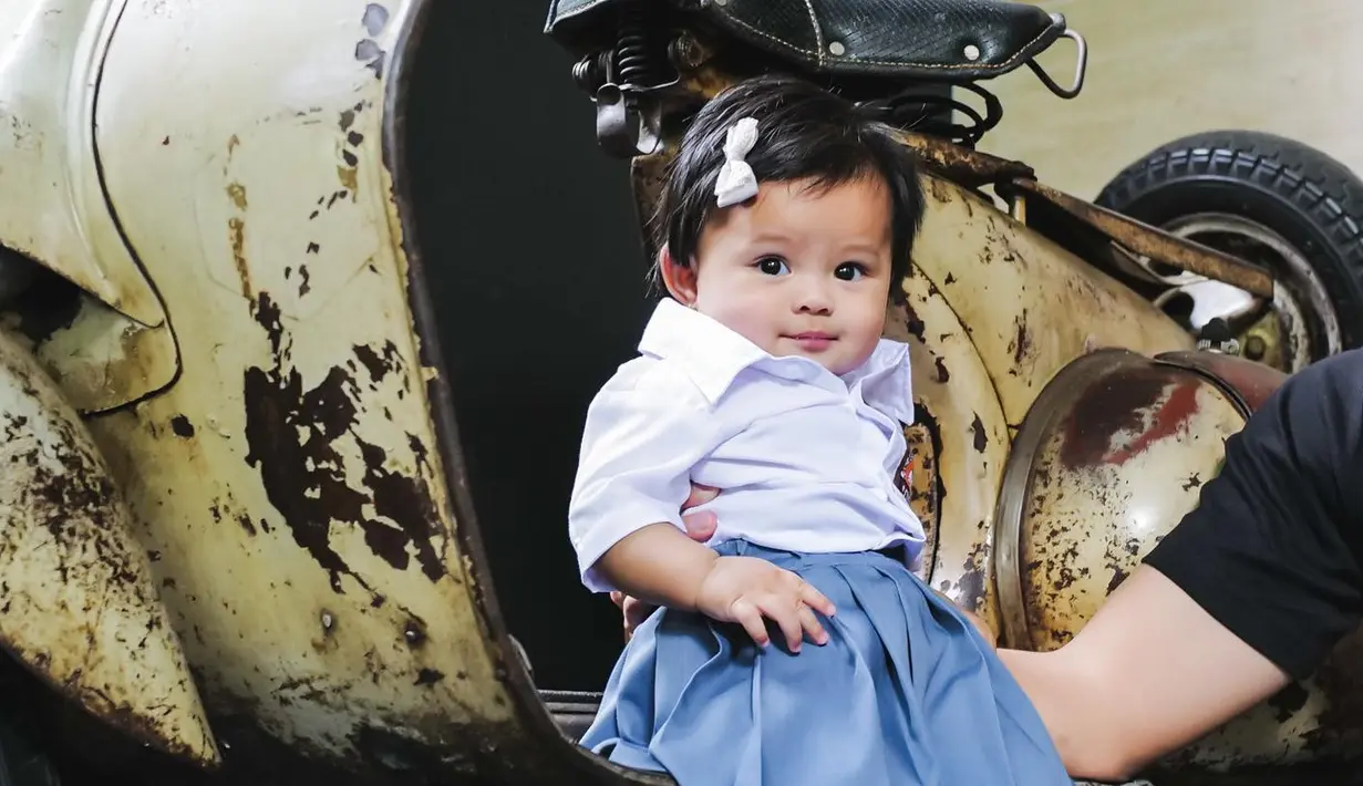 <p>Ameena duduk di vespa antik milik sang ayah. (Foto: Instagram/ ameenaatta)</p>