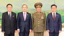 Delegasi Korea Selatan (Korsel) dan Korea Utara (Korut) berfoto bersama usai melakukan pertemuan di Istana Presiden Korsel (25/8/2015). (REUTERS/Yonhap)