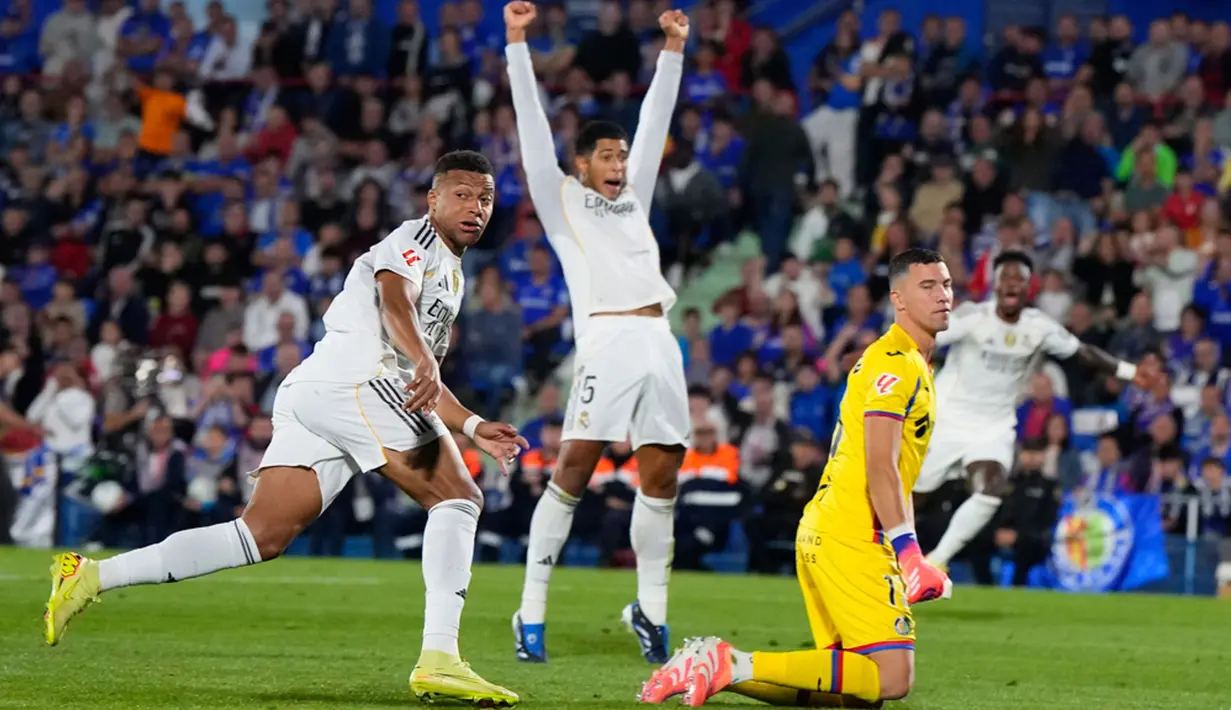 Pemain Real Madrid, Kylian Mbappe, melakukan selebrasi setelah mencetak gol ke gawang Getafe pada laga Liga Spanyol di Estadio Coliseum. (AP Photo/Manu Fernandez)