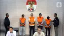 KPK menjerat empat tersangka ini dengan pasal yang berbeda. Tampak dalam foto, Mendra SB; Anggota Dewan Perwakilan Rakyat Daerah (DPRD) Kabupaten Ogan Komering Ulu periode 2024-2029, Robi Vertigo; Wakil Ketua Dewan Perwakilan Rakyat Daerah (DPRD) Kabupaten Ogan Komering Ulu periode 2024-2029, Parwanto; dan Ahmat Thoha (memakai rompi tahanan dari kiri ke kanan) saat mengikuti rilis penetapan penahanan di Gedung Merah Putih Komisi Pemberantasan Korupsi (KPK), Jakarta, Kamis 20 November 2025. (Liputan6.com/Helmi Fithriansyah)