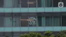 Tamu merangkai tulisan “Happy New Year” di salah satu jendela kamar hotel di Bundaran HI, Jakarta, Kamis (31/12/2020). Hotel menjadi alternatif bagi warga yang untuk merayakan pergantian malam Tahun Baru. (merdeka.com/Imam Buhori)