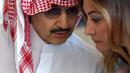 Alwaleed bin Talal berbincang dengan penasihat medianya, Heba Fatani (kanan) saat menggelar konferensi pers terkait niat beramalnya di Riyadh, Arab Saudi, Rabu (1/7/2015). (AFP/Fayez Nureldine)