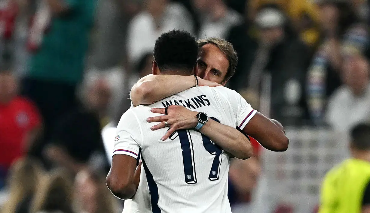 Namun sejak masuk babak gugur, Mainoo mulai tampil sebagai starter. Sang gelandang pun mampu membayar kepercayaan Southgate dengan tampil apik dan stabil sepanjang laga. (AP Photo/Antonio Calanni)
