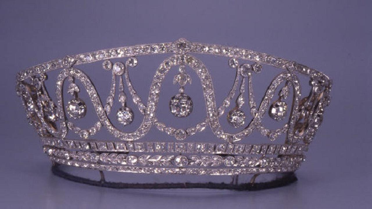 Tiara berhias 367 berlian senilai Rp 17,4 miliar hilang dicuri