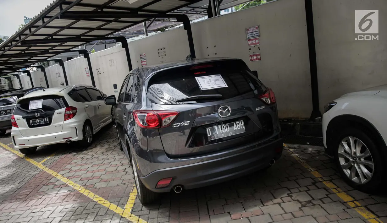 Sejumlah mobil yang akan dilelang terparkir di halaman Gedung KPK lama, Jakarta, Senin (20/11). Kendaraan mewah milik terpidana korupsi tersebut akan dilelang KPK 24 November 2017. (Liputan6.com/Faizal Fanani)