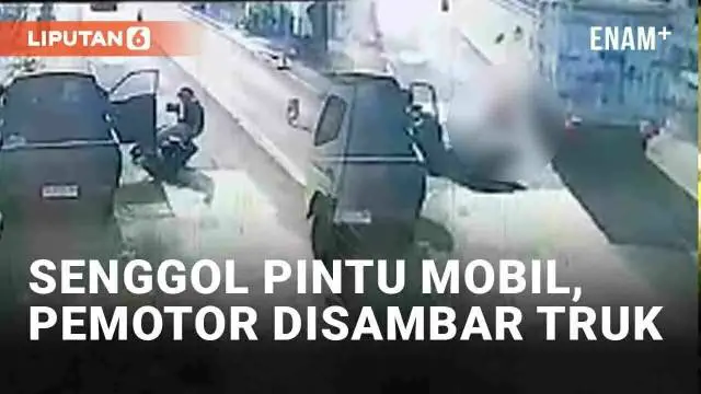 Nasib tragis dialami seorang pemotor di Jl. Raya Pesantren, Kediri, Jawa Timur. Pemotor tewas tersambar truk boks pada Selasa (28/11/2023) pagi dan terekam CCTV. Kronologi berawal dari sopir mobil yang diduga keluar membuka pintu secara tiba-tiba.