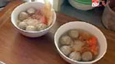 Makan bakso itu sudah biasa. Tapi anda pasti terkejut kalau menyantap bakso kaget.