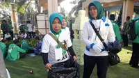 Dua kader PKB perempuan membersihkan lokasi Muktamar di Nusa Dua Bali. (Liputan6.com/Dewi Devianta)