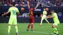 Gelandang AS Roma, Alessandro Florenzi, merayakan gol yang dicetaknya ke gawang Barcelona pada laga International Championship Cup di Stadion AT&T, Texas, Selasa (31/7/2018). AS Roma menang 4-2 atas Barcelona. (AFP/Richard Rodriguez)