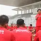 Ketua Umum PB PASI, Bob Hasan memberikan arahan kepada atlet atletik di Stadion Madya Senayan, Jakarta, Selasa (13/3/2018). Pelatnas Asian Games 2018 PB PASI kembali dipusatkan di Stadion Madya Senayan. (Bola.com/Asprilla Dwi Adha)