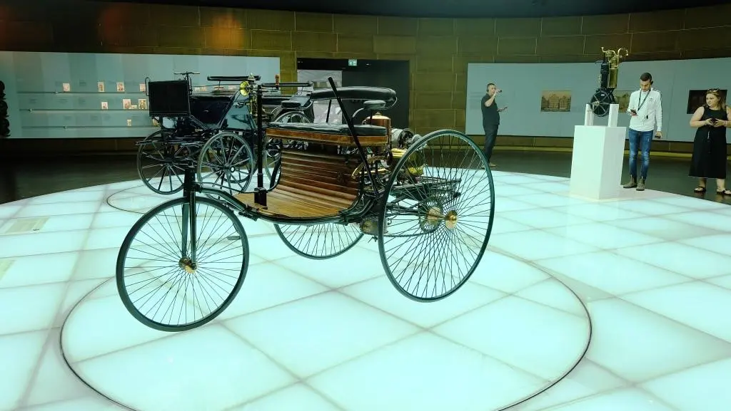 Benz Patent-Motorwagen, koleksi tertua di Mercedes-Benz Museum. Mobil tua ini dibuat tahun 1885, dan dikenal sebagai automovile pertama di dunia. Mobil ini dilengkapi mesin 954 cc satu silinder bertenaga 2 sampai 3 Tk. (Foto: Rio/Liputan6).