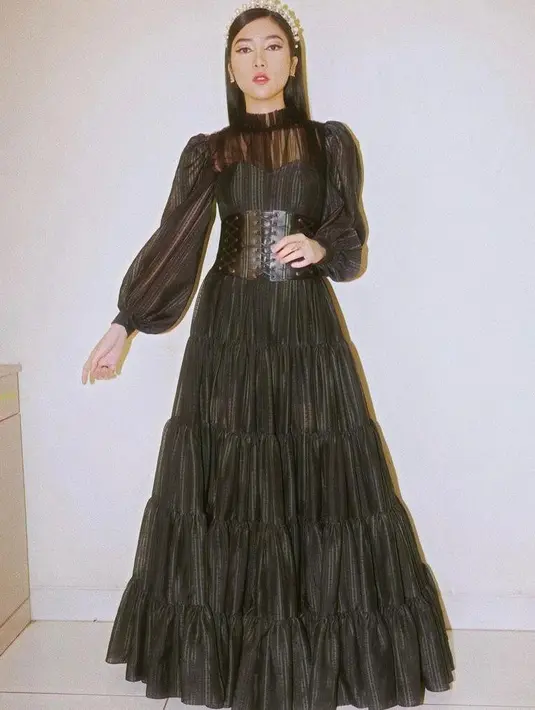 Tampil bak ratu, Isyana mengenakan dress berpotongan a-line warna hitam yang dipadukan dengan korset. Glamor! (Instagram/isyanasarasvati).