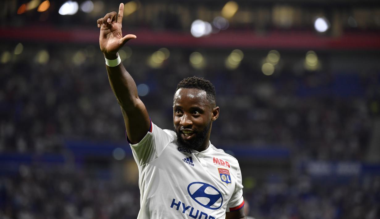 3. Moussa Dembele (Olympique Lyon) - Pria berusia 23 tahun ini telah membuktikan kualitas nya bersama Olympique Lyon. Kepiawaianya dalam membobol gawang lawan bisa menjadi solusi lini depan MU yang tumpul. (AFP/Philippe Desmazes)