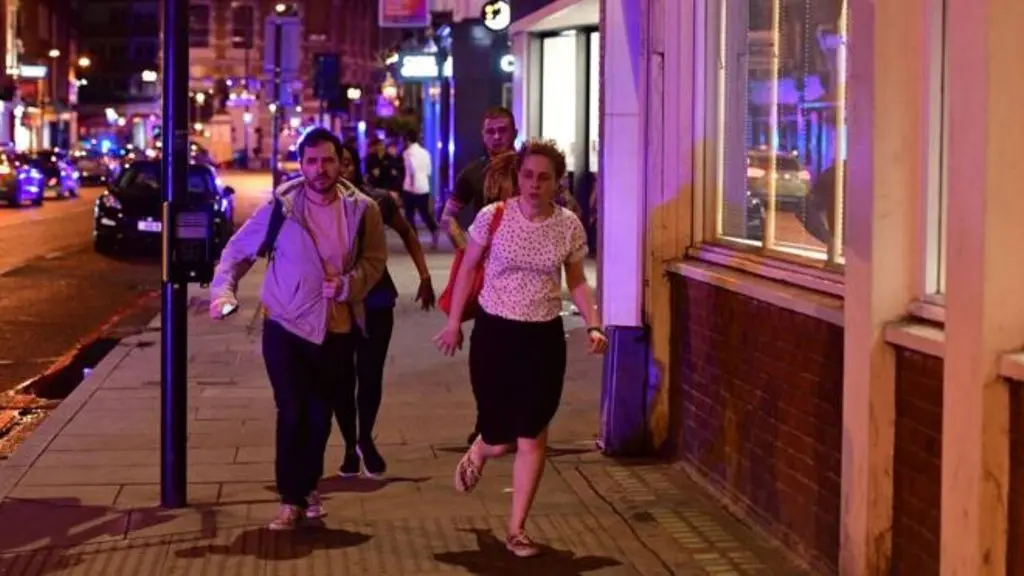 Orang-orang berlarian panik ketika serangan penusukan terjadi di Borough Market, London (PA)