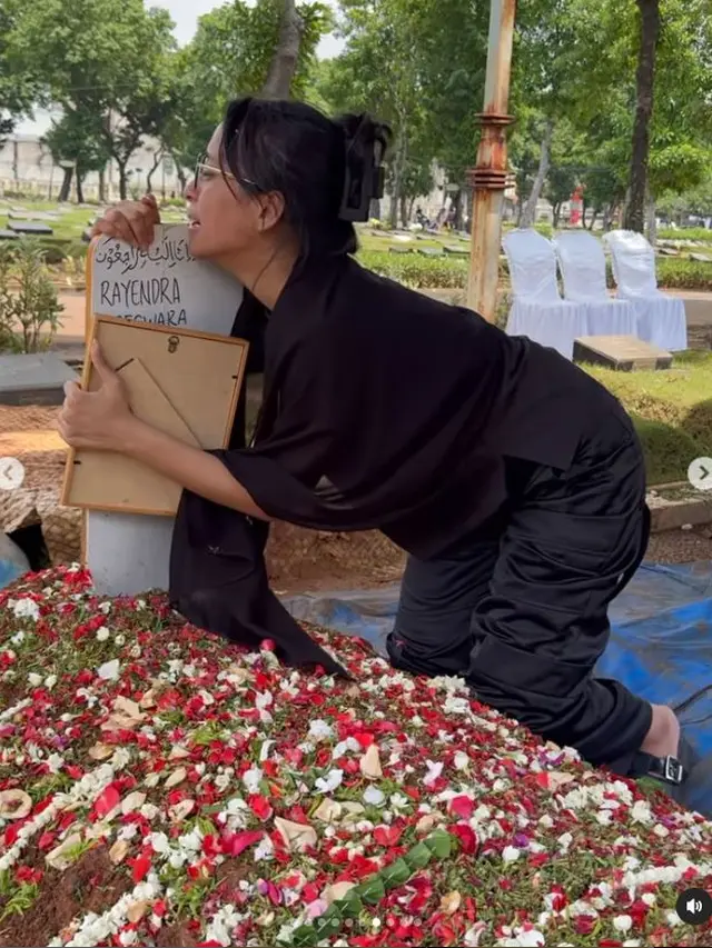 6 Potret Kesedihan Kaneishia Anak Dede Yusuf yang Ditinggal Kekasih Meninggal