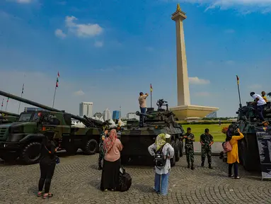 Sebanyak 125 unit alat utama senjata (alutsista) dari tiga matra TNI (AL, AU, dan AD) dipamerkan dalam rangka memeriahkan HUT ke-78 TNI di Lapangan Monumen Nasional (Monas) Jakarta, Minggu (24/9/2023). (merdeka.com/Arie Basuki)