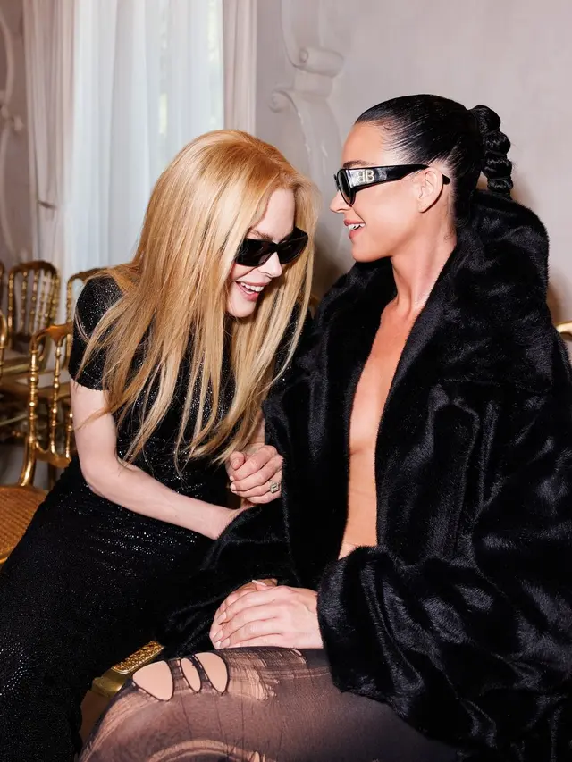 6 Potret Katy Perry Pakai Outfit Berisiko di Paris Fashion Week, Tampil Topless dan Nyaris Ekspos Bekas Jahitan Caesar