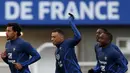 Pemain Timnas Prancis, Kylian Mbappe saat berlatih menjelang Kualifikasi Euro 2024 di Clairefontaine-en-Yvelines pada 21 Maret 2023. Mbappe akan memulai debut sebagai kapten Les Bleus pada 25 Maret 2023 saat melawan Belanda. (AFP/Franck Fife)