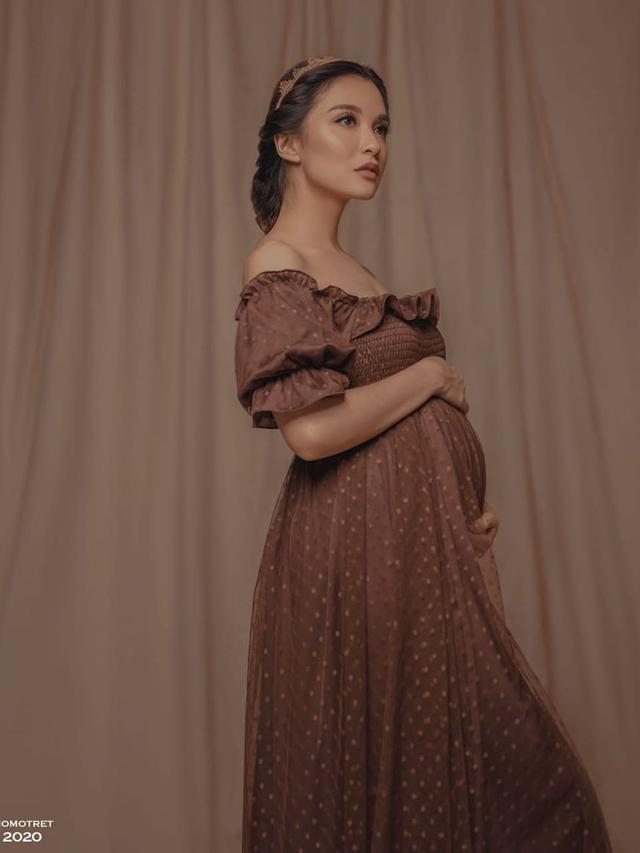 Beda Gaya 5 Artis Saat Pamer Baby Bump, Cantik Memesona