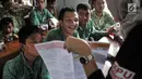 Pemilih pemula penyandang disabilitas mendengarkan sosialisasi KPUD Bekasi terkait Pemilu 2019 di SLB Al Gaffar Guchany, Bekasi, Rabu (20/2). Kegiatan ini untuk mengedukasi pemilih pemula penyandang disabilitas tentang Pemilu. (Merdeka.com/Iqbal Nugroho)