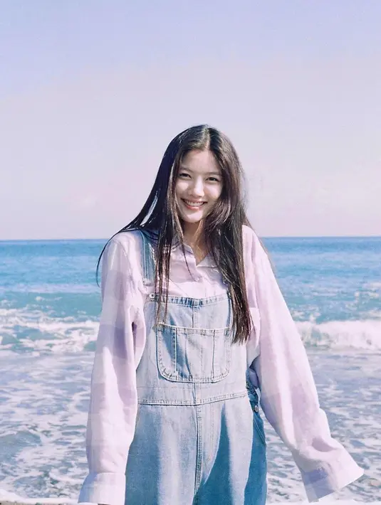 Kim You Jung terlihat menggemaskan mengenakan overall dengan kemeja flanel oversize saat syuting film 20th Century Girl. Film yang baru rilis tanggal 21 Oktober 2022 ini sudah menjadi top 10 dijajaran film Netflix pada 25 Oktober 2022. (Instagram/@you_r_love)