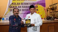 Uu Ruzhanul Ulum saat mendeklarasikan Program Sekolah Ramah Anak (SRA), Sekolah Berintegritas dan Sekolah Berbasis Teknologi Informasi Komunikasi (SeBaTIK).