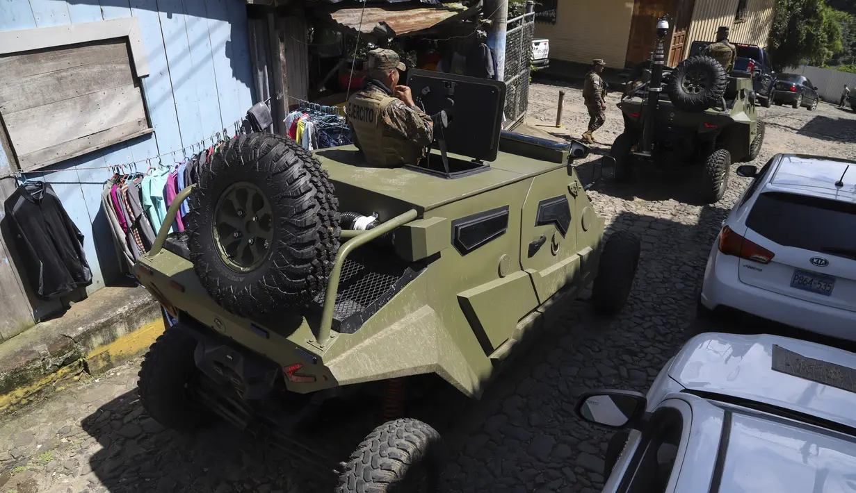 Kendaraan lapis baja tentara berpatroli di jalan-jalan di Comasagua, El Salvador, Senin (3/10/2022). Aktivis HAM mengatakan pria muda sering ditangkap hanya berdasarkan usia, penampilan, atau apakah mereka tinggal di daerah kumuh yang didominasi geng. (AP Photo/Salvador Melendez)
