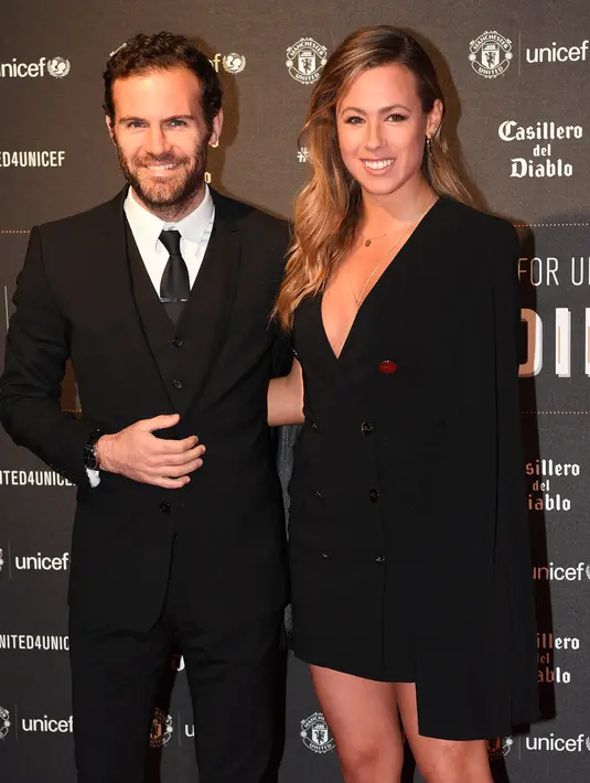 Gelandang Manchester United, Juan Mata dan kekasihnya, Evelina Kamph berpose di karpet merah makan malam acara amal UNICEF di Old Trafford, Rabu (15/11). Event ini sekaligus ajang pamer istri dan kekasih (WAGs) pasukan Red Devils. (Paul ELLIS/AFP)