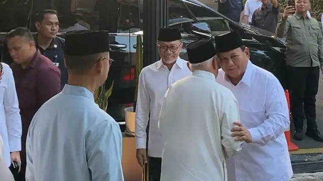 Calon presiden nomor urut 02 Prabowo Subianto buka bersama bareng Ketua Umum Partai Amanat Nasional (PAN) Zulkifli Hasan