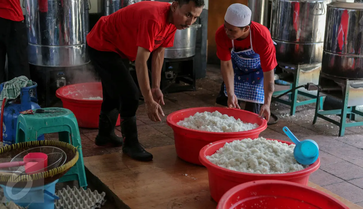 Sejumlah petugas mempersiapkan nasi untuk menu berbuka puasa di dapur Masjid Istiqlal, Jakarta, Jumat (19/6/2015). Pengurus Masjid Istiqlal menyediakan takjil sekitar 3.000 porsi setiap hari selama bulan Ramadan. (Liputan6.com/Faizal Fanani)