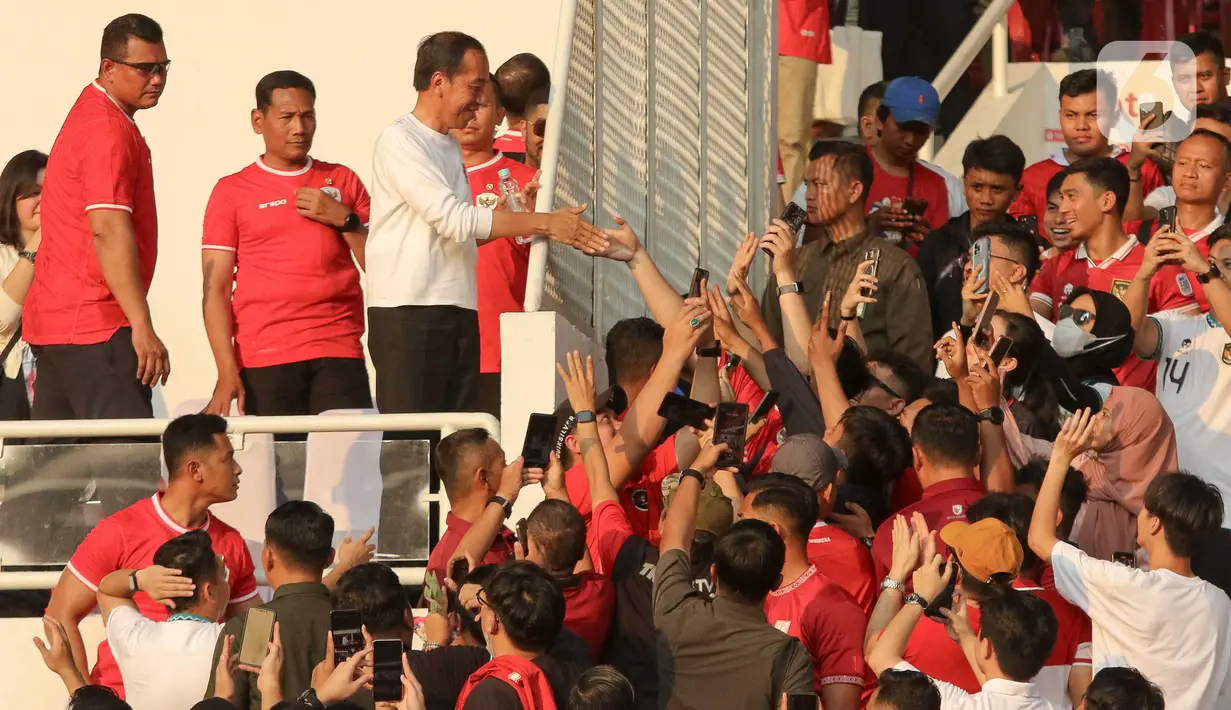 Presiden Joko Widodo menyempatkan menyapa penonton saat jeda pertandingan Indonesia vs Irak dalam laga lanjutan Grup F Kualifikasi Piala Dunia 2026 zona Asia di Stadion Utama Gelora Bung Karno (GBK), Senayan, Jakarta, Kamis (6/6/2024). (Liputan6.com/Herman Zakharia)