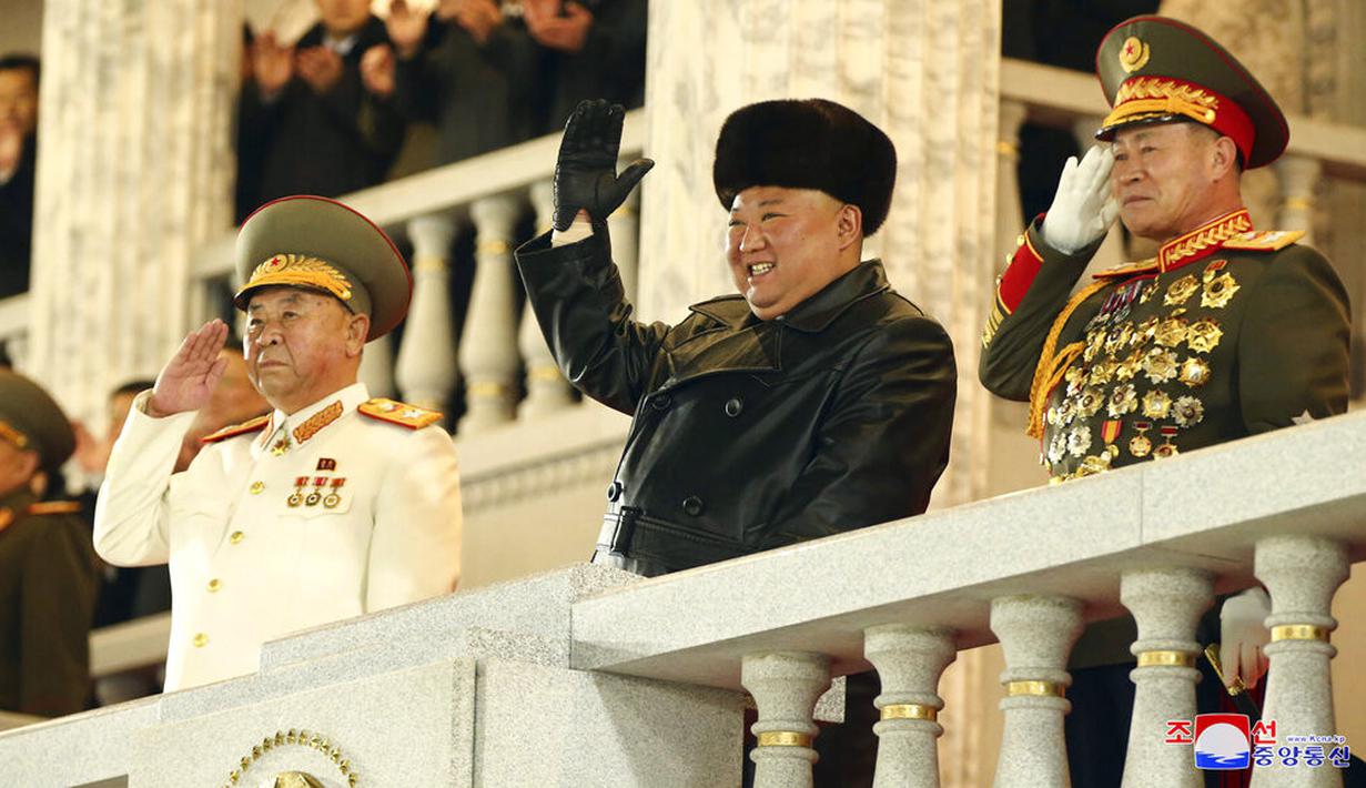 FOTO Senyum Semringah Kim Jong un Saksikan Parade Militer  