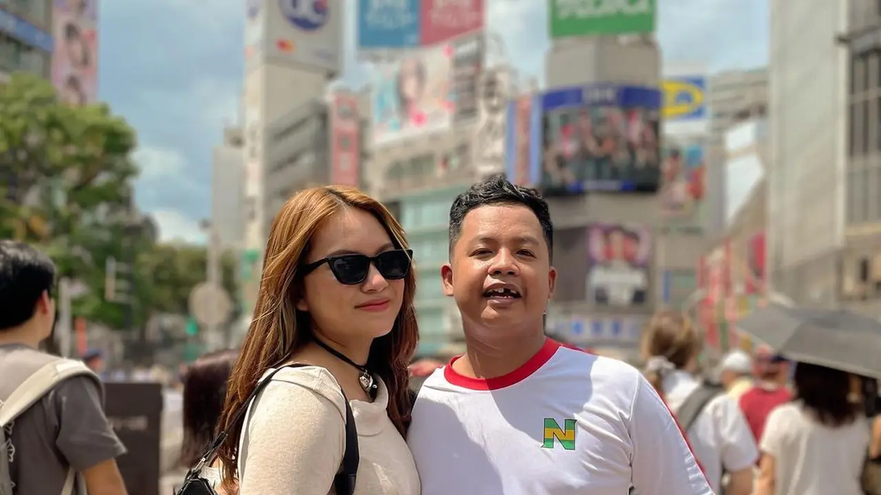 Dikabarkan Segera Menikah, Ini 7 Potret Dustin Tiffani dan Kekasih yang Makin Mesra